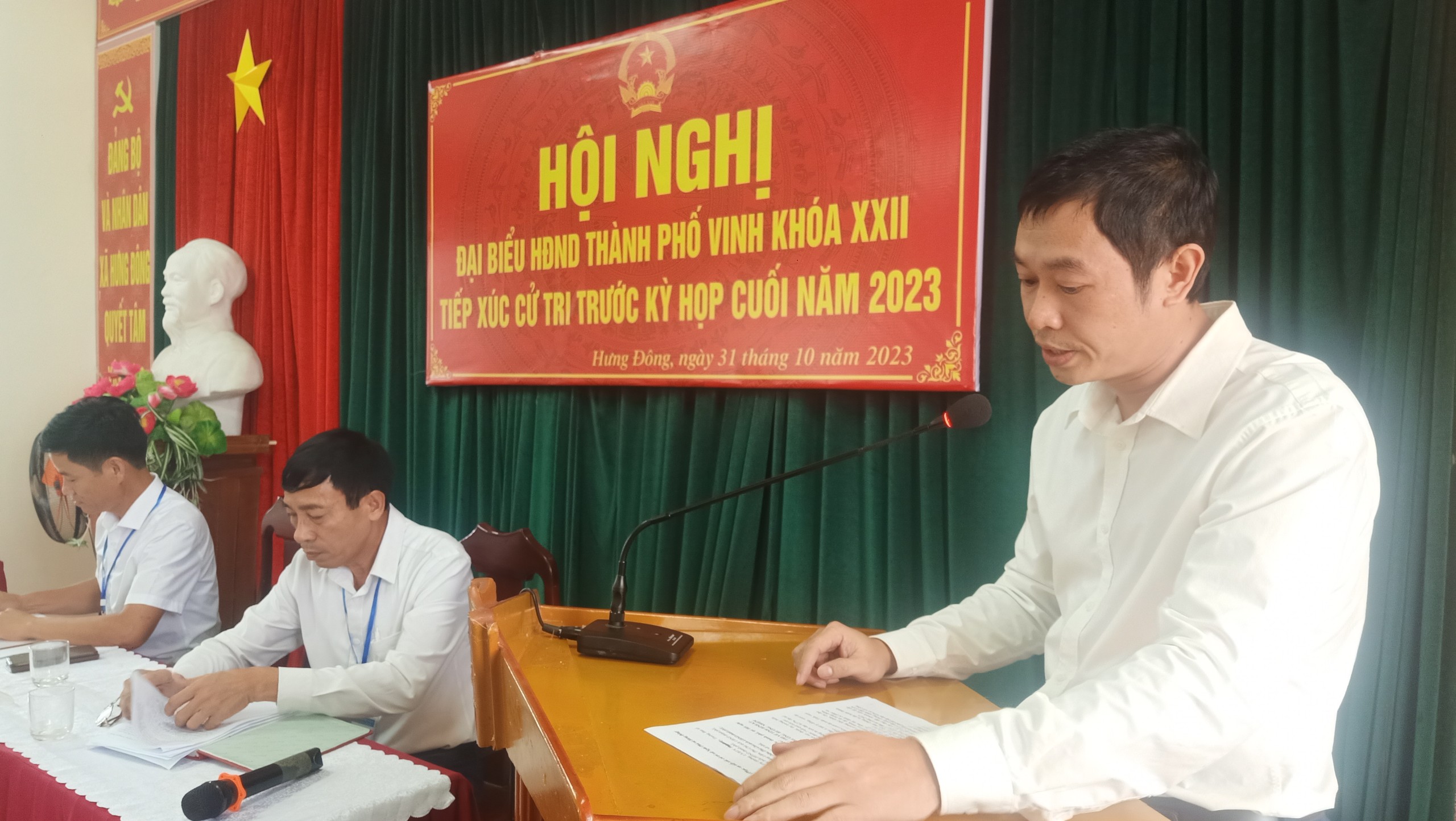 Hình ảnh đồng chí Trần Trung Hải báo cáo trước hội nghị
